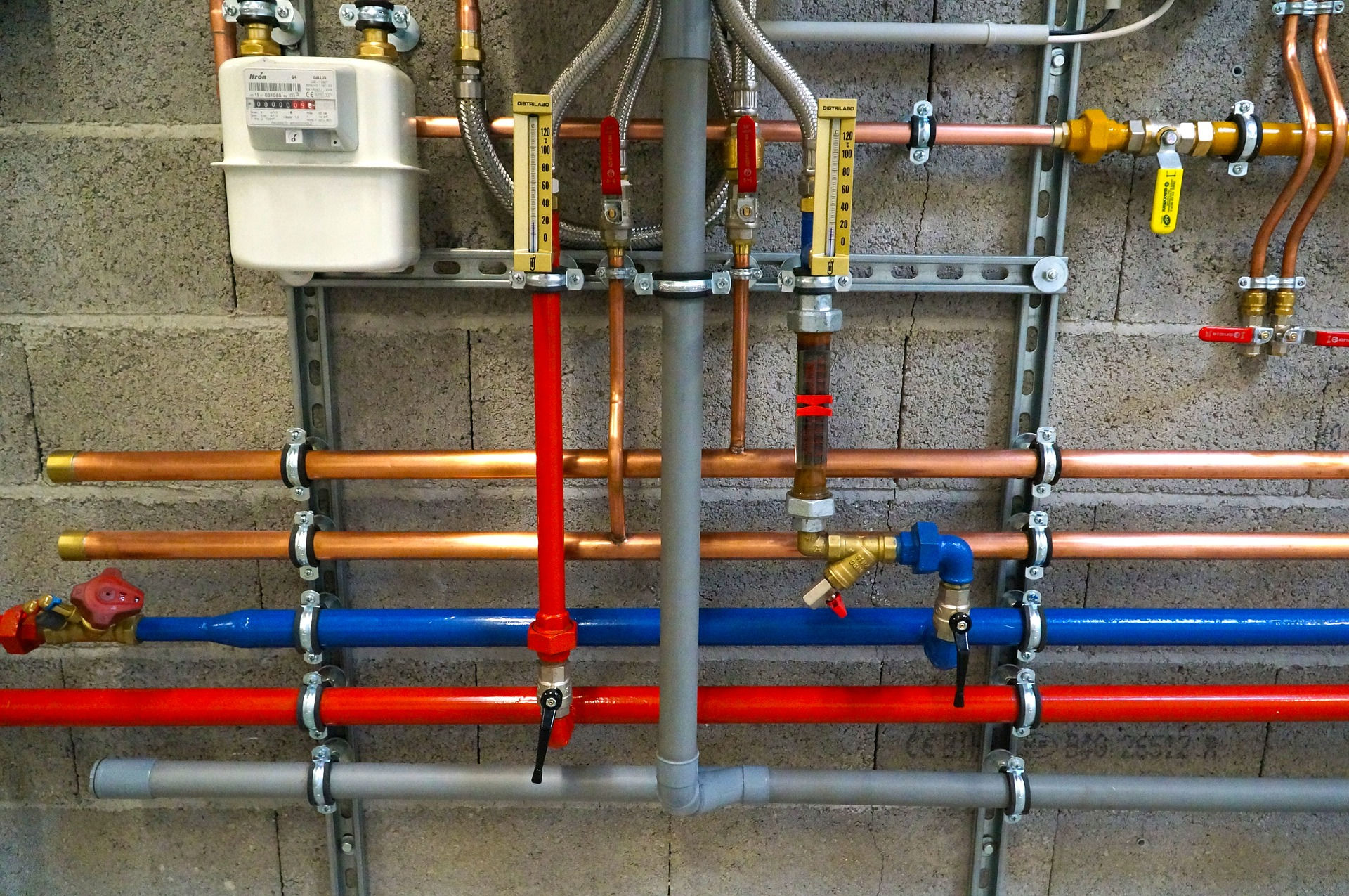 Installation réseau de tuyauteries cuivre avec vannes et compteurs