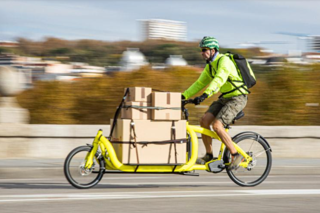 Vélo-cargo en mouvement, livraison express